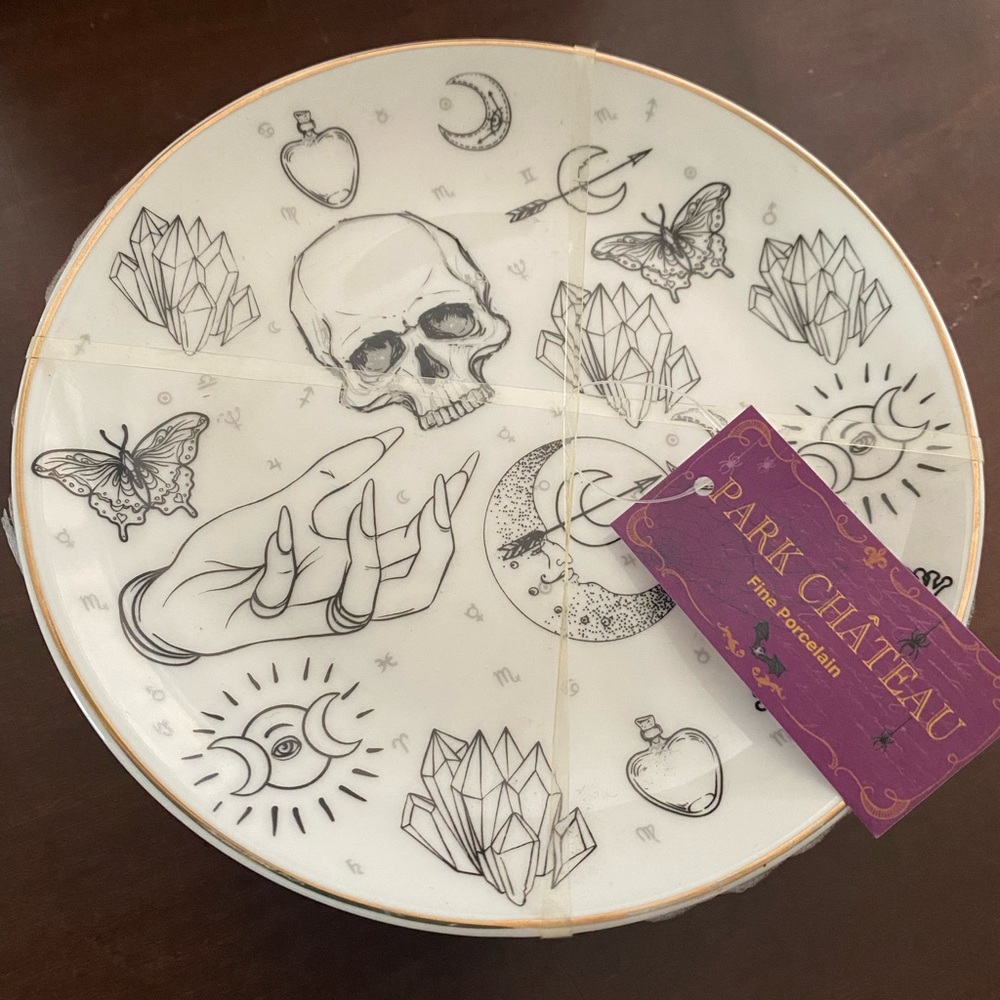 Park Chateau Fine Porcelain Plate with Black Illustrations Set of 4 NWTS